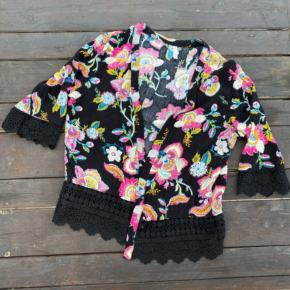 Floral kimono style shawl. Black lace trim